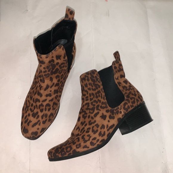 A New Day Target Ellie Leopard Print Faux Suede Chelsea Boots Sz 9 - Picture 1 of 9